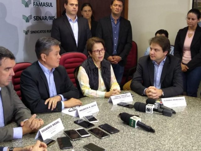 Tereza Cristina, deputada federal e futura ministra, durante coletiva; do lado direito dela, Maurício Saito, presidente da Famasul, onde imprensa foi reunida para a entrevista (Foto: Leonardo Rocha)