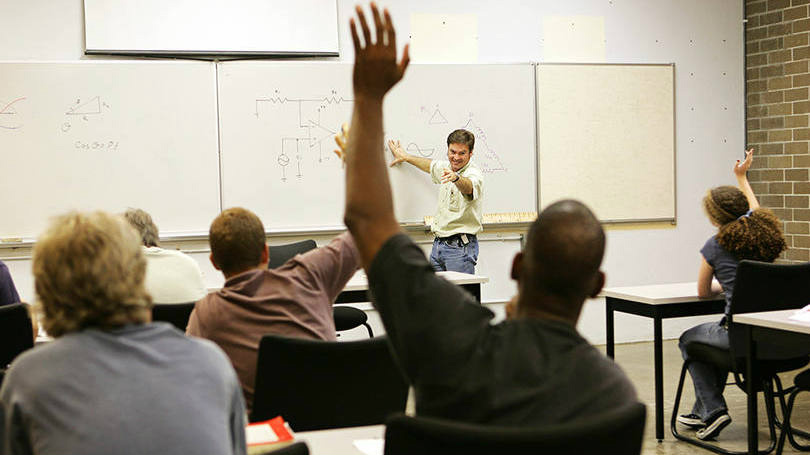 CNTE defende discussão política em sala de aula