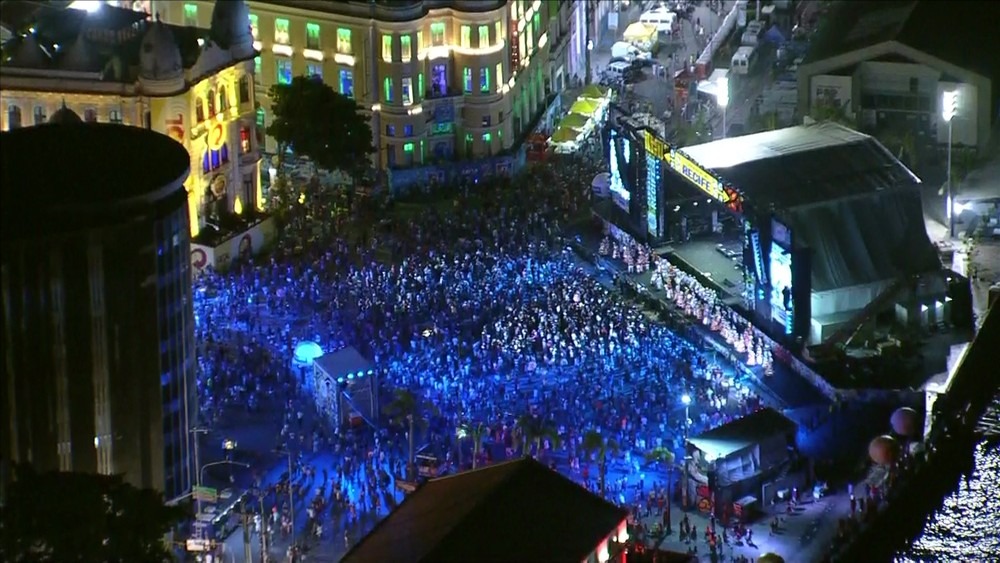 No Dia do Frevo, abertura oficial do carnaval do Recife reverencia o ritmo Marco Zero do Recife recebe homenagem ao frevo na abertuda do Carnaval 2018 (Foto: Reprodução/Globocop)