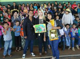 Alunas recebendo premiações por melhores desenhos sobre o meio ambiente / Foto: Assessoria