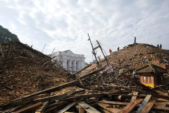 Dois terremotos, um no sábado e um no domingo, devastaram a capital do Nepal, Katmandu, e fizeram vítimas também na Índia e na China / Abir Abdullah/EPA/Agência Lusa