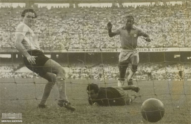 Pelé 80 anos: vida longa ao rei do futebol Pelé (direita) em jogo contra a Argentina durante a Copa Roca de 1957 - Arquivo Nacional/ Correio da Manhã.