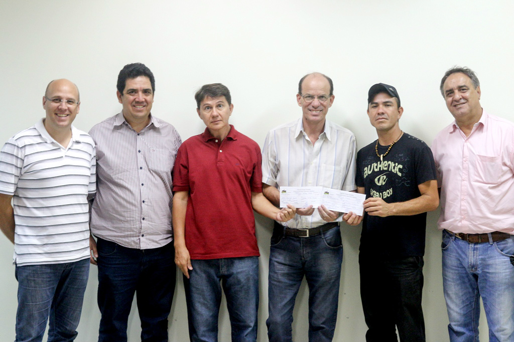 Os peemedebistas Rodrigo Selhorst e José Luiz Karasek, junto ao Presidente do PMDB em Amambai, Odil Puques, o Prefeito Sérgio e os novos filiados. 