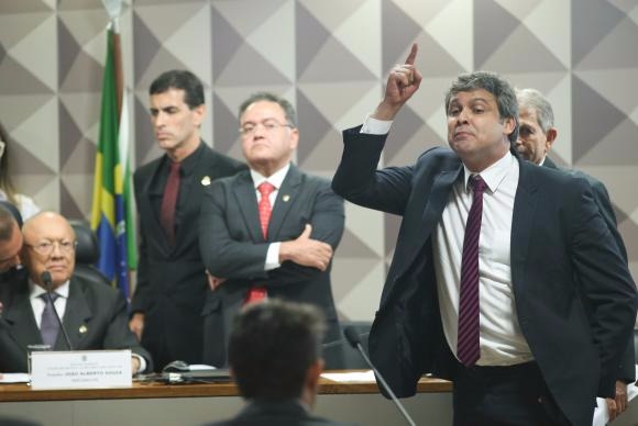 Conselho de Ética arquiva denúncia contra senadoras que ocuparam plenário Senador Lindbergh Farias durante sessão do Conselho de Ética que arquivou a denúncia contra as seis senadoras que ocuparam a Mesa do Plenário Fabio Rodrigues Pozzebom/Agência Brasil