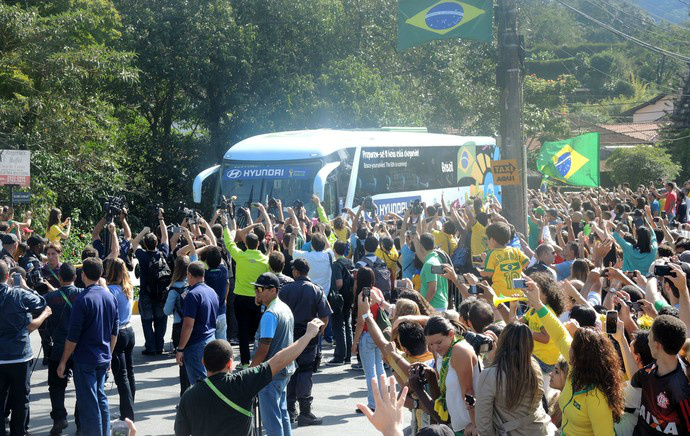 Seleções do Brasil e da Colômbia são recebidas com entusiasmo por torcedores