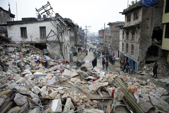 Destruição de prédios em Katmandu, após terremoto / Abir Abdullah/EPA/Agência Lusa
