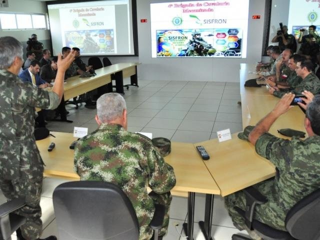Exército admite atraso no Sisfron, mas anuncia expansão para MT e Paraná Sala de comando do Sisfron na 4ª Brigada do Exército em Dourados (Foto: Arquivo)