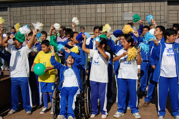 Alunos da APAE durante apresentação