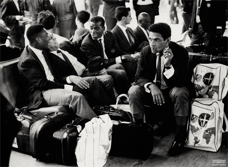 Pelé representou “o talento absoluto do futebol brasileiro” Pelé (esquerda) e outros jogadores da seleção em Madri (Espanha) em 1966 - Arquivo Nacional/Correio da Manhã.