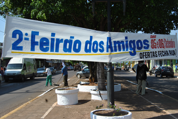 Acontece nos dias 5 e 6 de setembro o Feirão dos Amigos em Amambai O feirão contará com a participação de empresas dos mais variados ramos, entre eles o de confecções, calçados, salão de beleza, farmácia, decorações,cosméticos, relojoaria, livraria e auto posto.