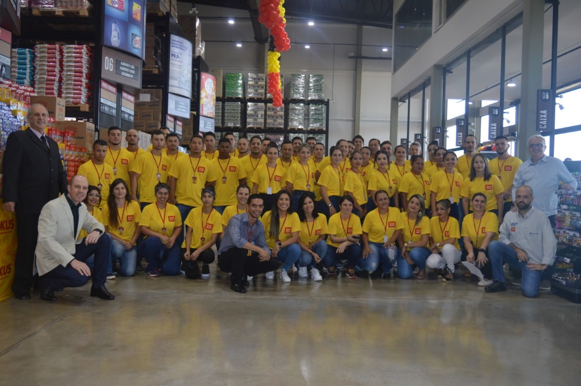 Grupo Signori inaugurou, na manhã desta sexta-feira (23), o SIG Atacarejo O SIG emprega, de forma direta, 60 funcionários. Na foto, eles estão ladeados pelos proprietários, Jamir e Carlos Signori e também de dois de seus diretores, Jamenson e Marlos Signori / Foto: Moreira Produções