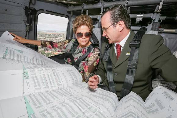 Dilma sobrevoa áreas afetadas por enchentes no Rio Grande do Sul Durante o sobrevoo, a presidenta Dilma Rousseff e o prefeito de Uruguaiana, Luiz Augusto Schneider, examinam um levantamento de locais atingidos pelas enchentes
