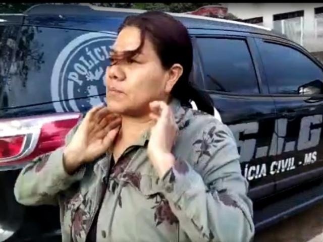 Dirce Cavalheiro Veron chega à delegacia após ser presa por extorsão, segunda-feira, dia 21 (Foto: Reprodução)