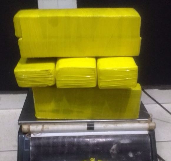 10,400 Kg era o peso total do entorpecente encontrado com a jovem