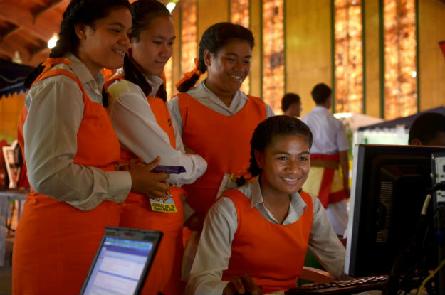 Estudantes em Nuku’alofa, capital do Tonga. As jovens com baixa escolaridade estão entre as mais afetada. Imagem: Tom Perry / World Bank