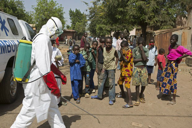 Surto de ebola já matou 5.459 pessoas, quase todas na África Ocidental
