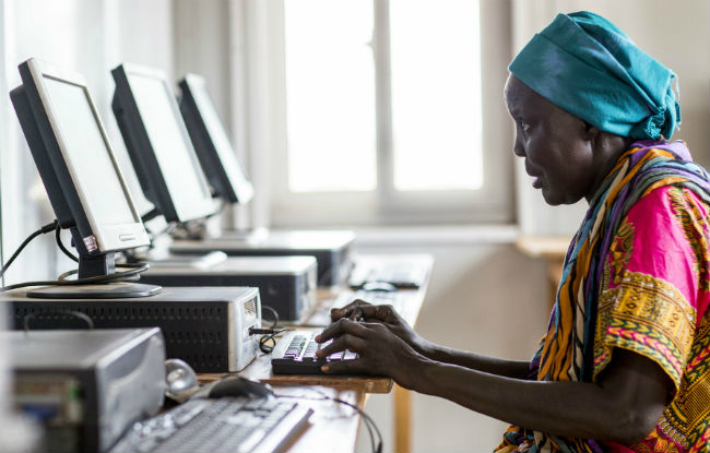 A UIT destaca que a maioria das pessoas no mundo tem acesso aos serviços de internet mas não os utiliza. Foto: ONU/JC McIlwaine
