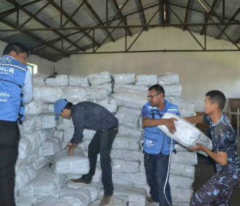 Funcionários do Acnur coletam plásticos a serem distribuídos às vítimas do terremoto no Nepal. Foto: Acnur/D.R.Uprety