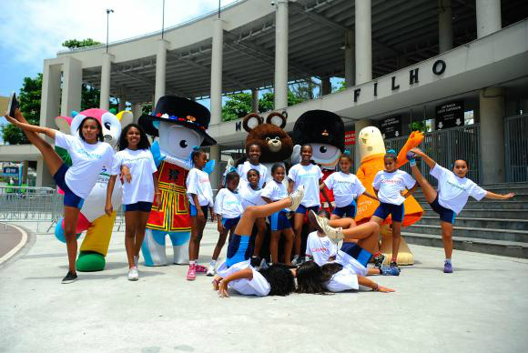 Mascotes que marcaram a história das Olimpíadas visitam o Estádio do Maracanã e posam para fotos com as crianças da Vila Olímpica de Santa Cruz Tomaz Silva/Agência Brasil