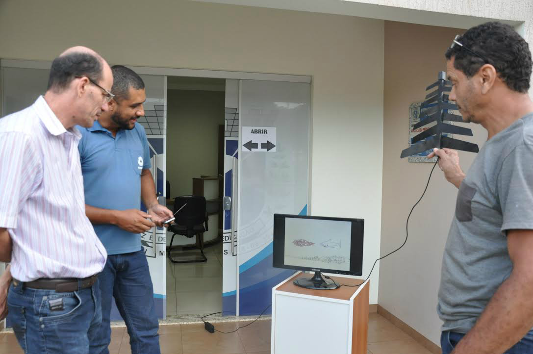 Equipe da emissora apresenta ao Prefeito Sérgio Barbosa, os resultados da migração para o sinal digital / Foto: Assessoria