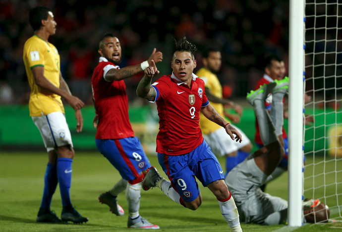 Brasil cai para o Chile e perde pela 1ª vez em estreia das eliminatórias Vargas comemora o primeiro gol da vitória do Chile sobre a seleção brasileira, em Santiago (Foto: Reuters)