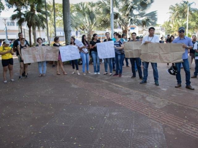 Manifestantes protestam contra a municipalização da saúde indígena Manifestantes em uma das principais praças de Dourados / Foto: Divulgação