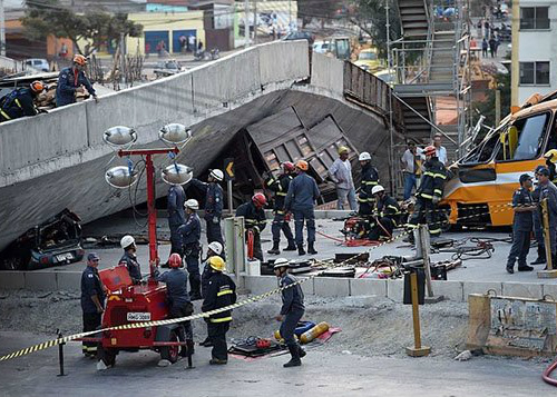 Viaduto desaba em Belo Horizonte e deixa dois mortos e 19 feridos