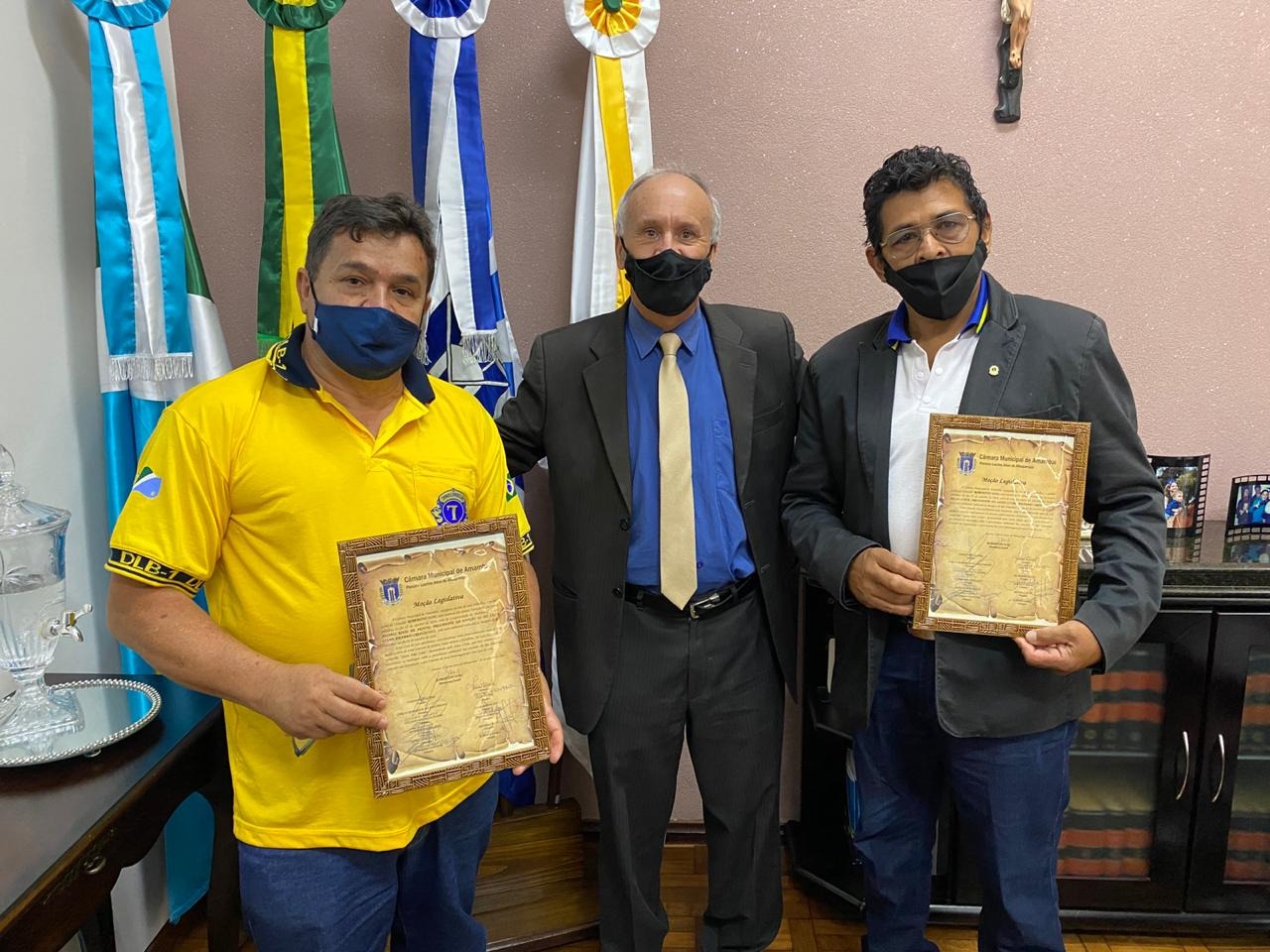 Câmara de Vereadores entrega Moção Legislativa ao Lions Clube de Amambai Membros do Lions Clube, Alcibes e Helio, recebendo moção do presidente do legislativo, vereador Roberto Dias / Foto: Assessoria
