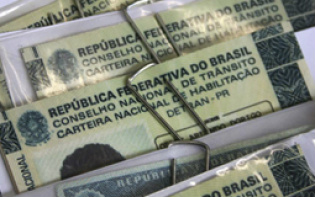 Motoristas profissionais devem frequentar reciclagem para não ter CNH suspensa Em obediência à Constituição, tanto o motorista amador como o profissional tem a opção de submeterem-se ao curso de reciclagem quando julgarem necessário