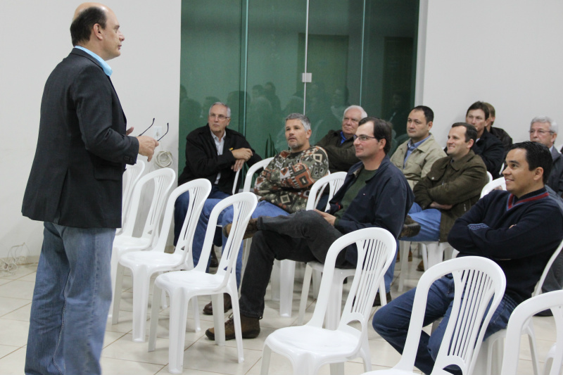 Produtores e contadores de Amambai puderam tirar suas dúvidas com economista.