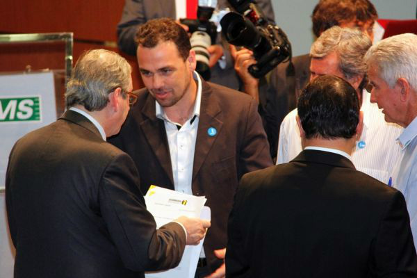 Juvenal Neto (PSDB), entregou ao presidente da Câmara dos Deputados, Eduardo Cunha (PMDB-RJ), documento no qual pede apoio a Casa por mais dois anos de mandato.
