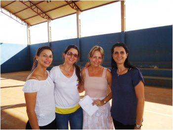 (D/E) - Diretora da Escola, Maristela; coordenadora  do período vespertino, professora Danieli; coordenadora municipal do Programa, professora Regiane,  e monitora estagiária do Curso de Pedagogia, Leni.