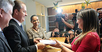 Eduardo Campos e Marina Silva pedem registro de candidatura ao TSE