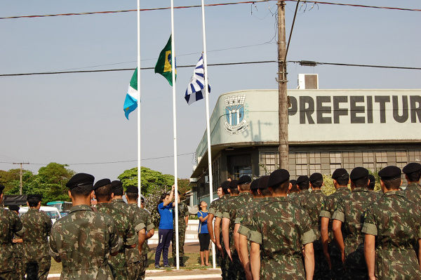 Os pavilhões foram hasteados por autoridades e aludos das escolas presentes.