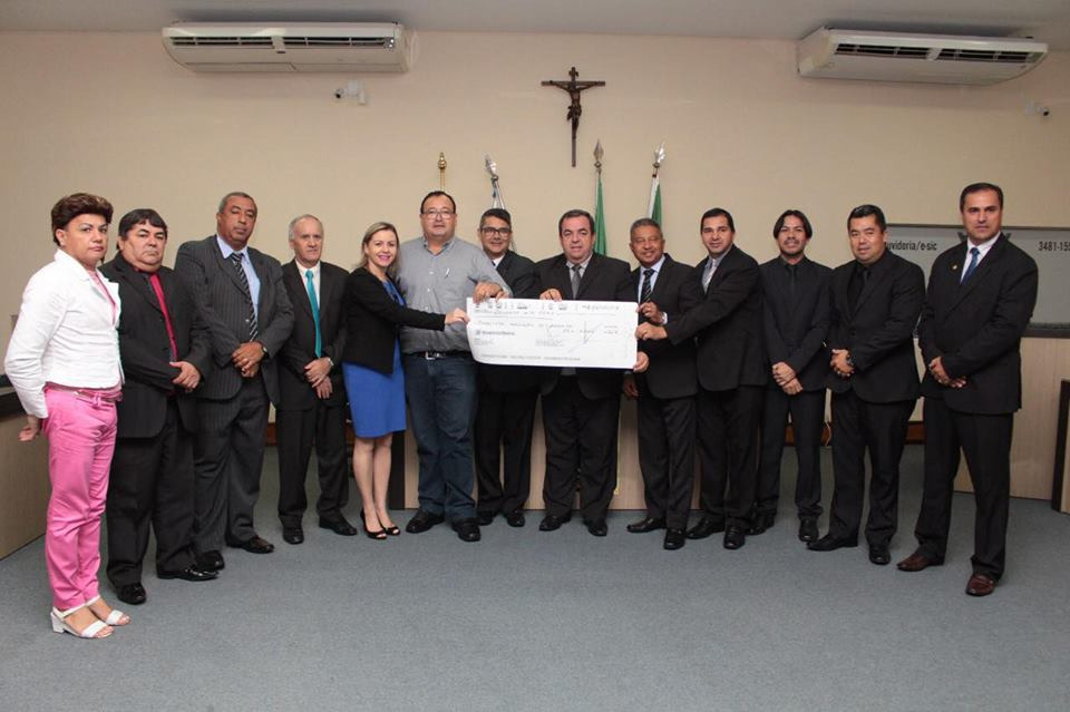 O cheque foi entreque ao prefeito na segunda-feira (02)Foto: Assessoria