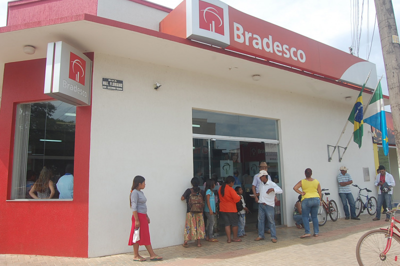 Bancos voltam a funcionar normalmente nesta segunda-feira (14) Bancos se encontram lotados devido ao tempo que passaram sem oferecer serviços.