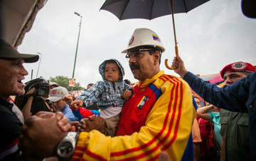 Presidente Nicolás Maduro cumprimenta venezuelanos no bairro popular 23 de Janeiro, em Caracas