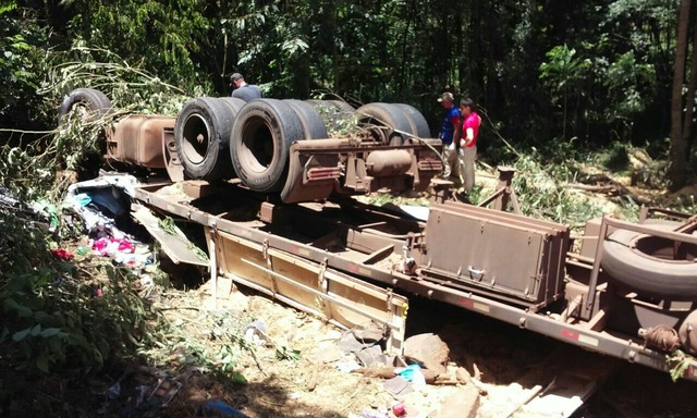 Família de MS morre em acidente com caminhão carregado de soja no Paraná Foto: Divulgação