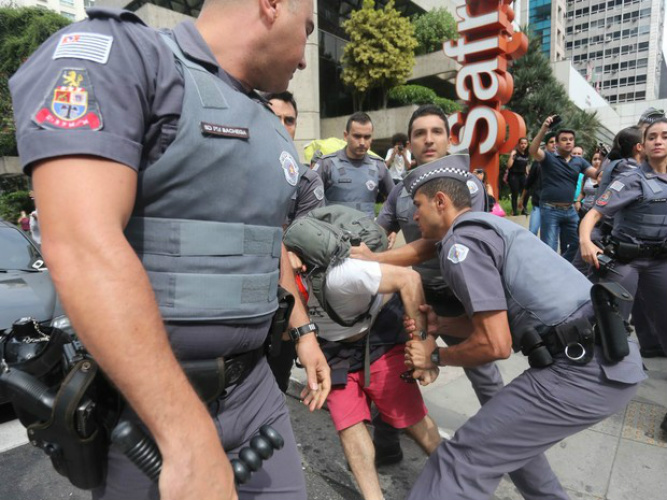 Um jovem foi detido durante o protesto.