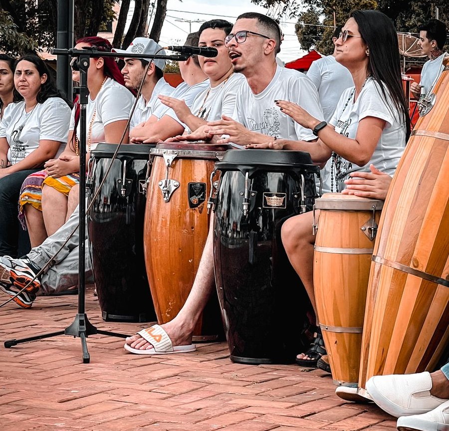 Dia da Umbanda é celebrado com batucada em Amambai Evento reuniu adeptos à religião na praça Cel. Valêncio de Brum / Foto: Divulgação