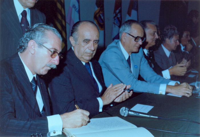 Criados “à caneta”, contornos de MS carregam história de luta, cultura e sonhos Primeiro governador de MS, Harry Amorim assina termo de posse – Foto: Roberto Higa/Acervo Histórico