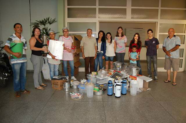 Foram doados pratos, talheres, panelas, baldes, bacias, louças em geral, canecas, panelas de pressão, liquidificador e mamadeiras, entre outros utensílios, que totalizaram cerca de R$ 4.000,00.