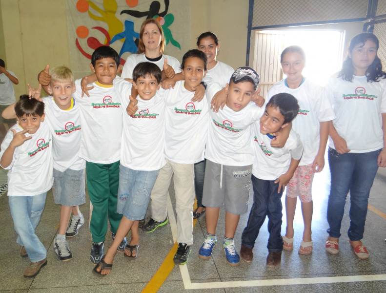 Detran, Cetran, Detrat e secretaria de Educação realizam programação em Amambai Os alunos receberam uma camiseta do projeto / Foto: Moreira Produções