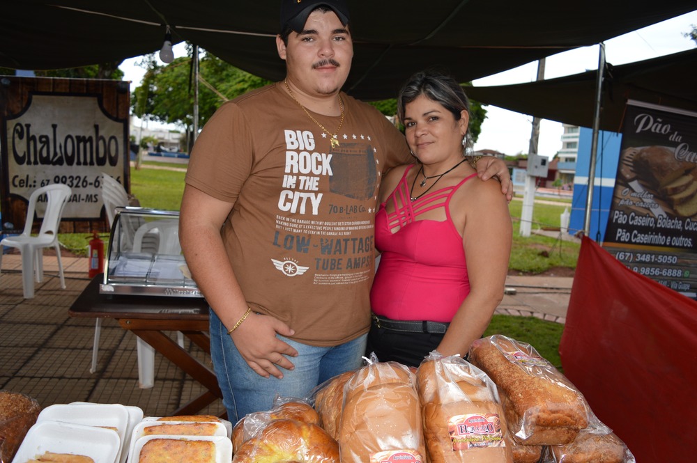 Aucléia Nunes comercializa pães / Foto: Moreira Produções