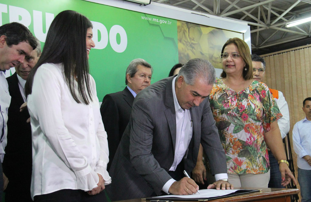 Reinaldo assina documentos que autorizam o início das construções.Foto: Divulgação