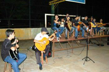 Cristino busca investimentos para a Associação Casa Paraguaia O projeto Orquestra de Violões - desenvolvido pela associação, durante apresentação na vila Doriane. Foto: Moreira Produções