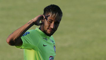 Neymar é poucos meses mais novo que James Rodríguez, mas está muito mais acostumado a decisões