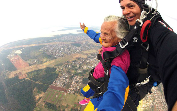 Aos 103 anos, dona Aida saltou de paraquedas em Foz do Iguaçu, no Paraná (Foto: Paulo Roberto da Silva) 