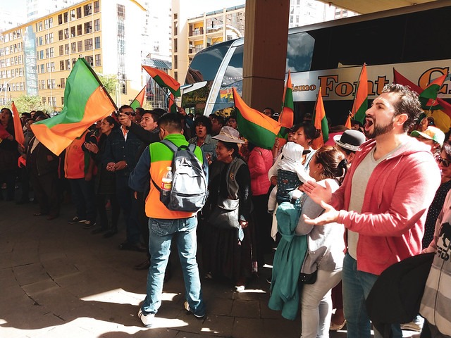 Após cinco dias de apuração, Evo Morales é reeleito presidente em 1º turno Cerca de 200 eleitores de Carlos Mesa ameaçam invadir hotel onde o TSE montou um centro de operações. (Foto: Daniel Giovanaz)