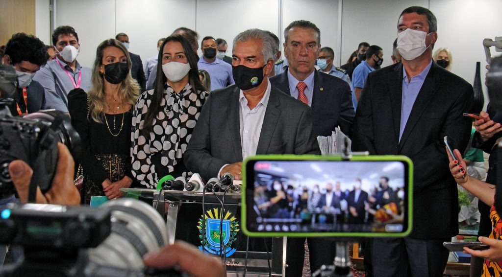 Em coletiva de imprensa, autoridades estaduais esclarecem projetos de lei que tratam do reajuste dos servidores; da esquerda à direita: consultora legislativa Ana Carolina Ali, secretária Ana Carolina Nardes, governador Reinaldo Azambuja, deputado Paulo Corrêa e secretário Eduardo Riedel / Foto: Chico Ribeiro